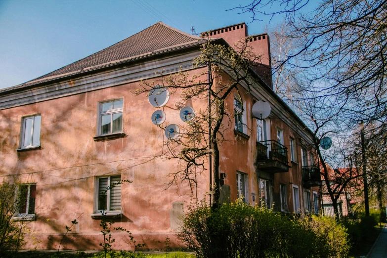 the sun reflects off of this pink building