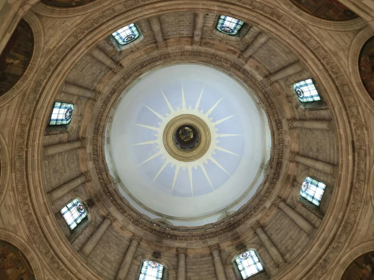 a circular s of a ceiling in a large building