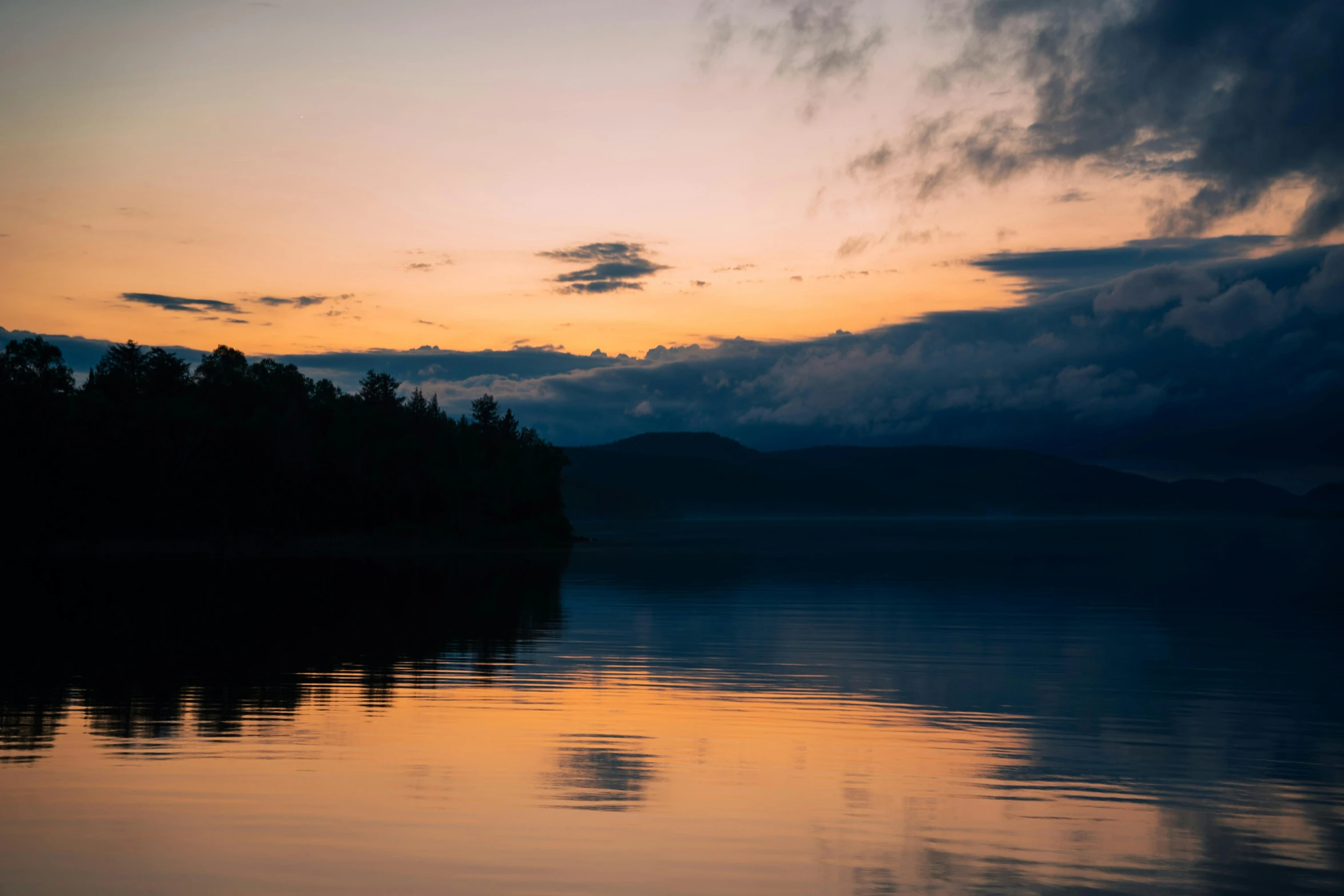 an image of a sunset on a lake