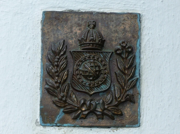 a metal plaque on the side of a white building