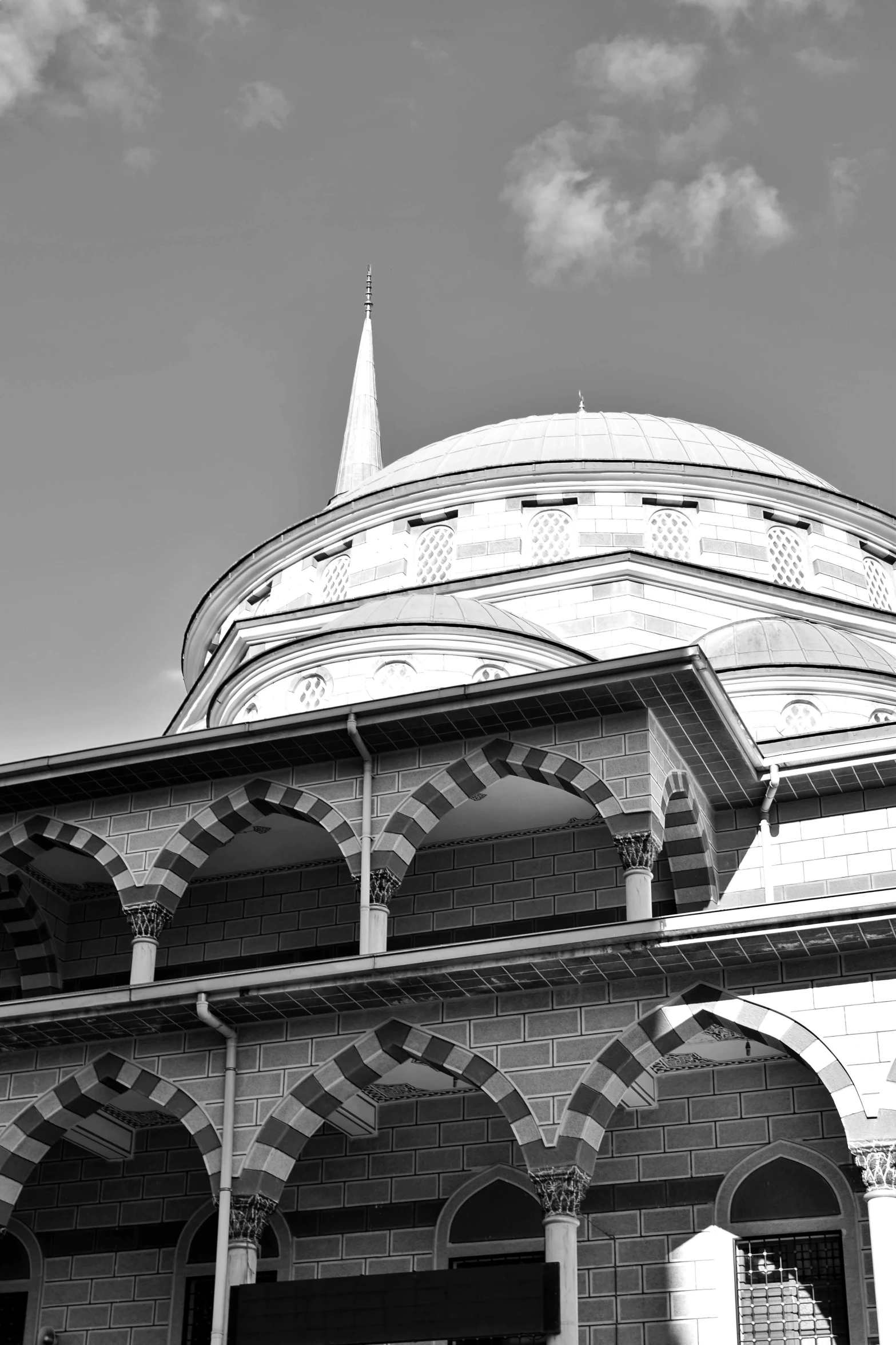 the roof of an old building in black and white