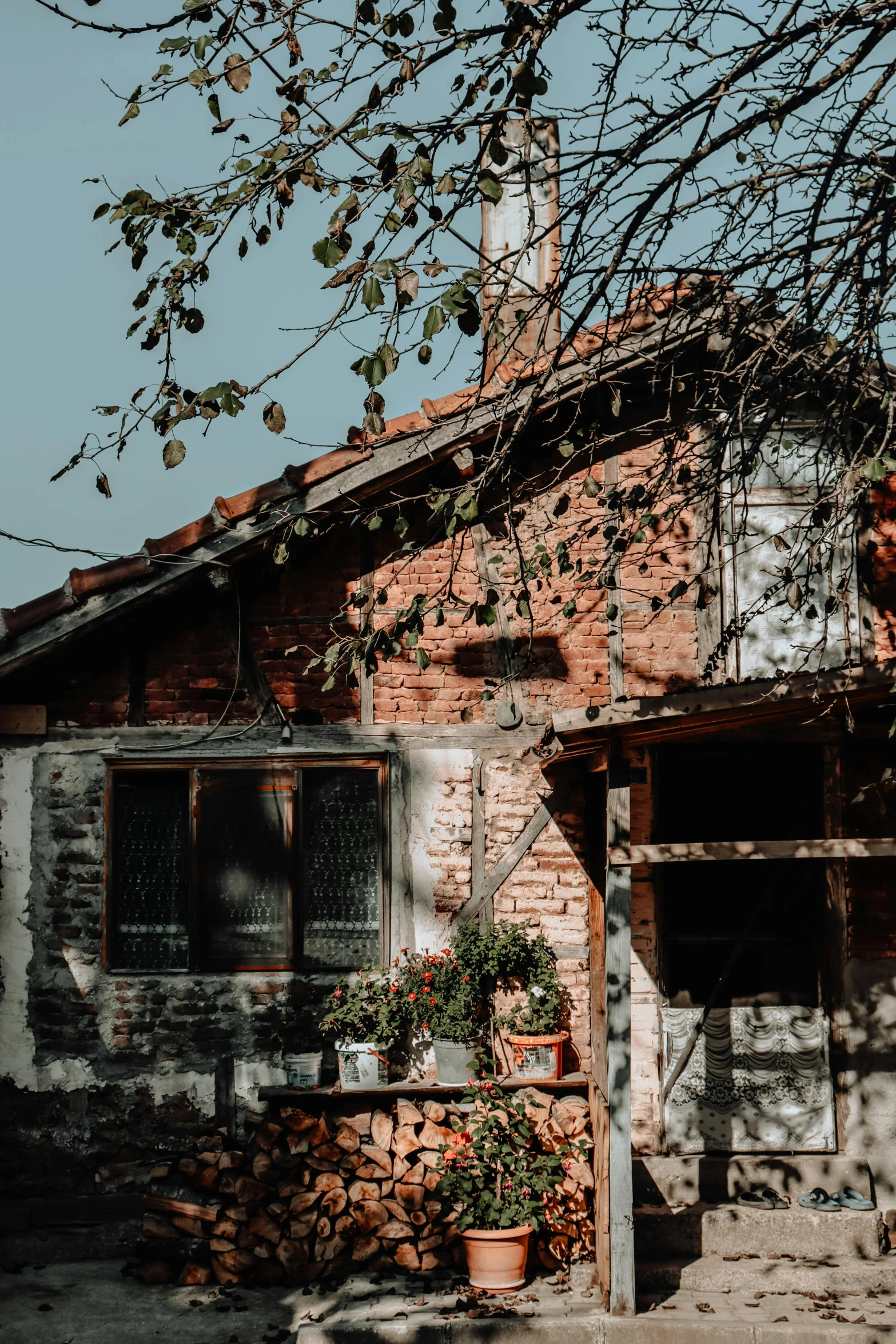 there is a brick building with pots on the outside