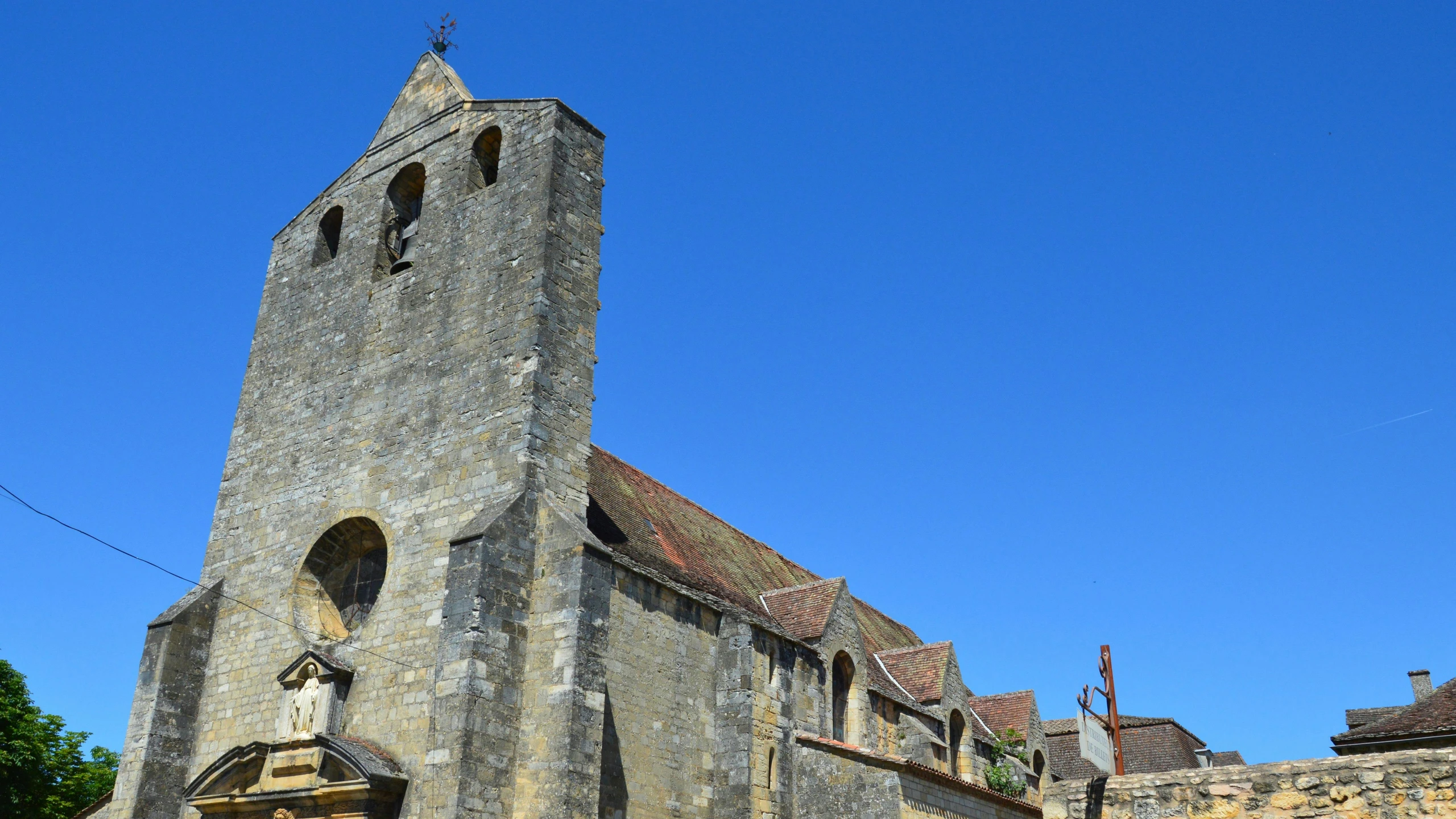 an old building stands alone under a blue sky