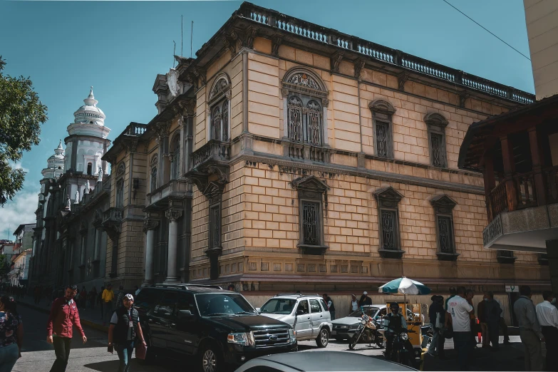 there are many people that are outside the building