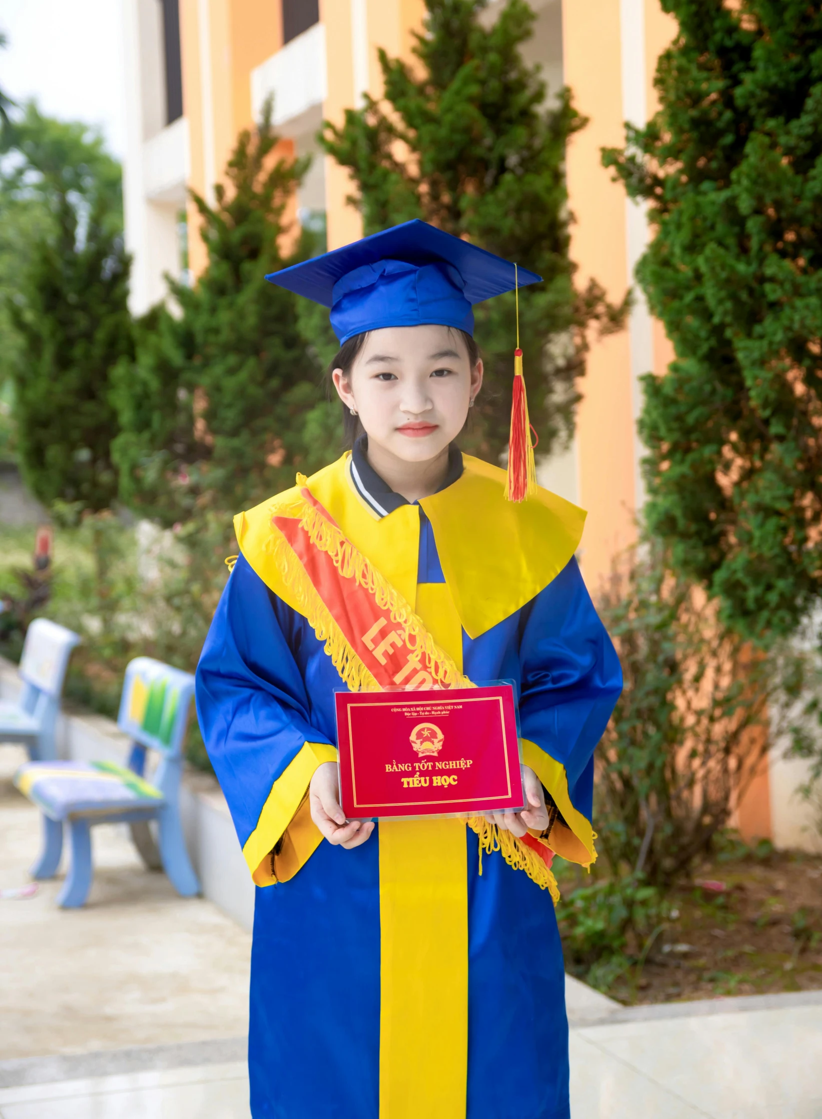 a  dressed in his graduation regaline holding an award