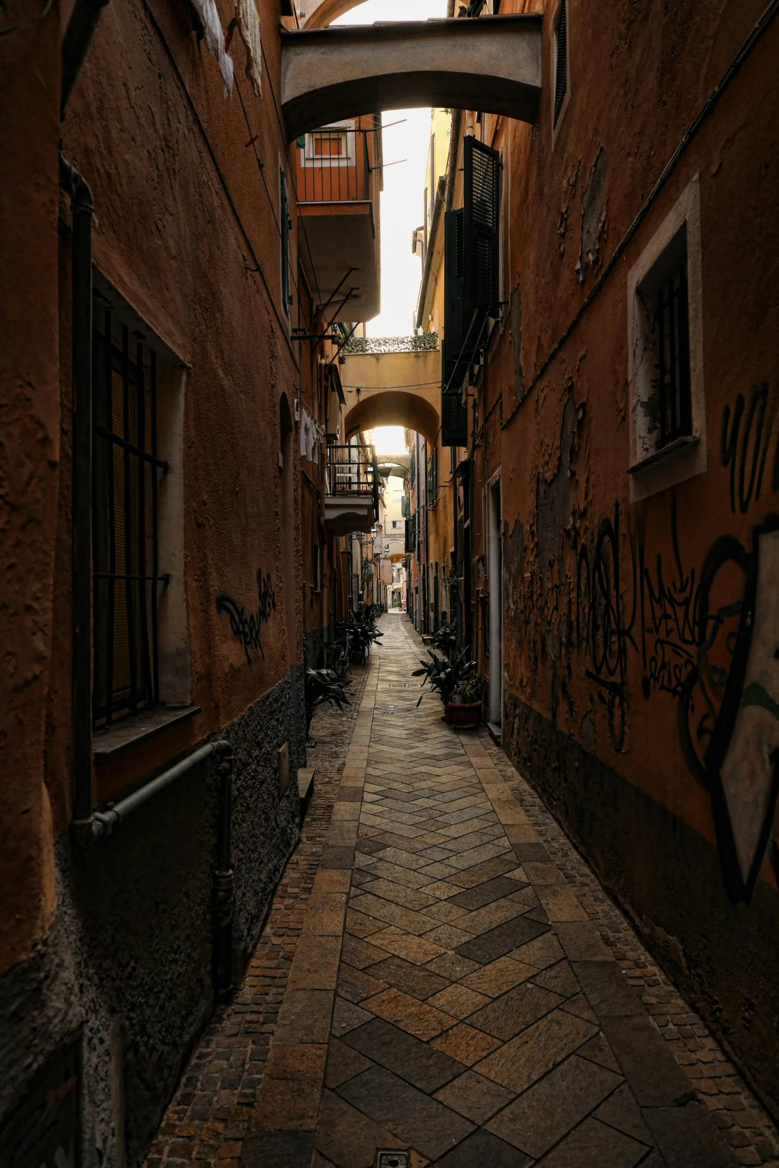 an alleyway with graffiti in the center