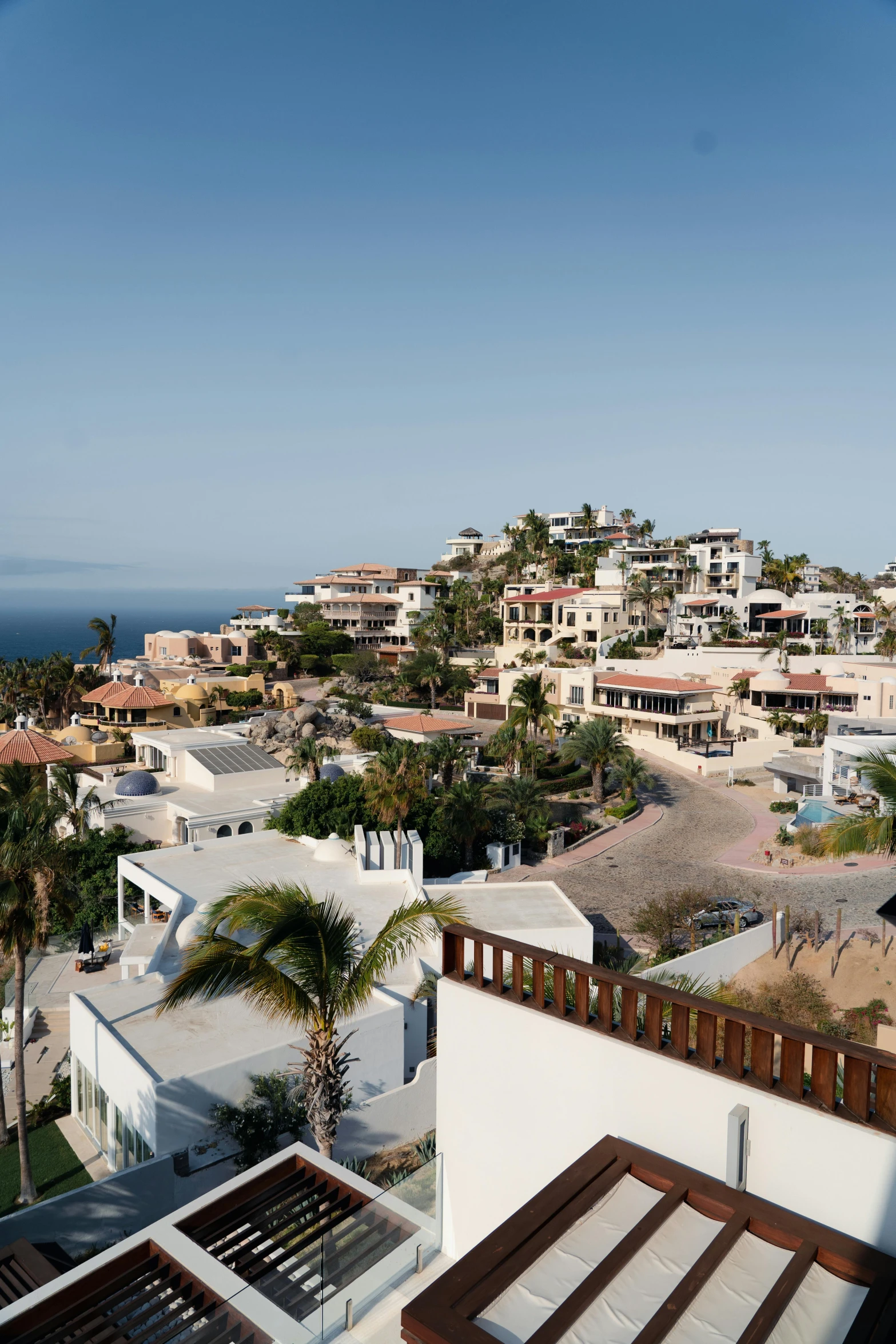 many houses are overlooking a ocean and beach