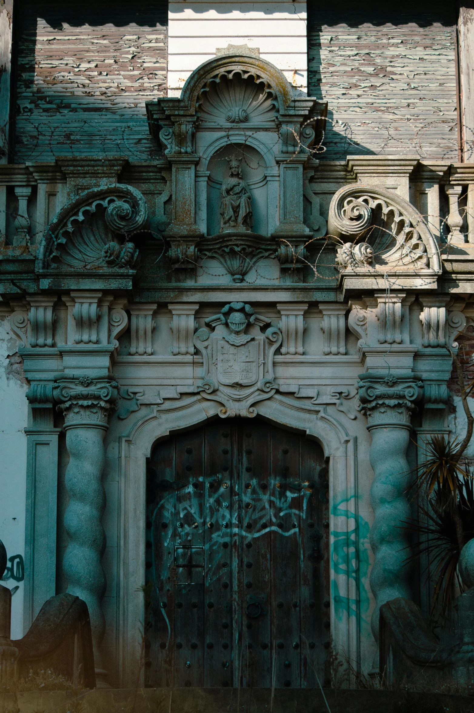 an ornate doorway to a building is made of bricks