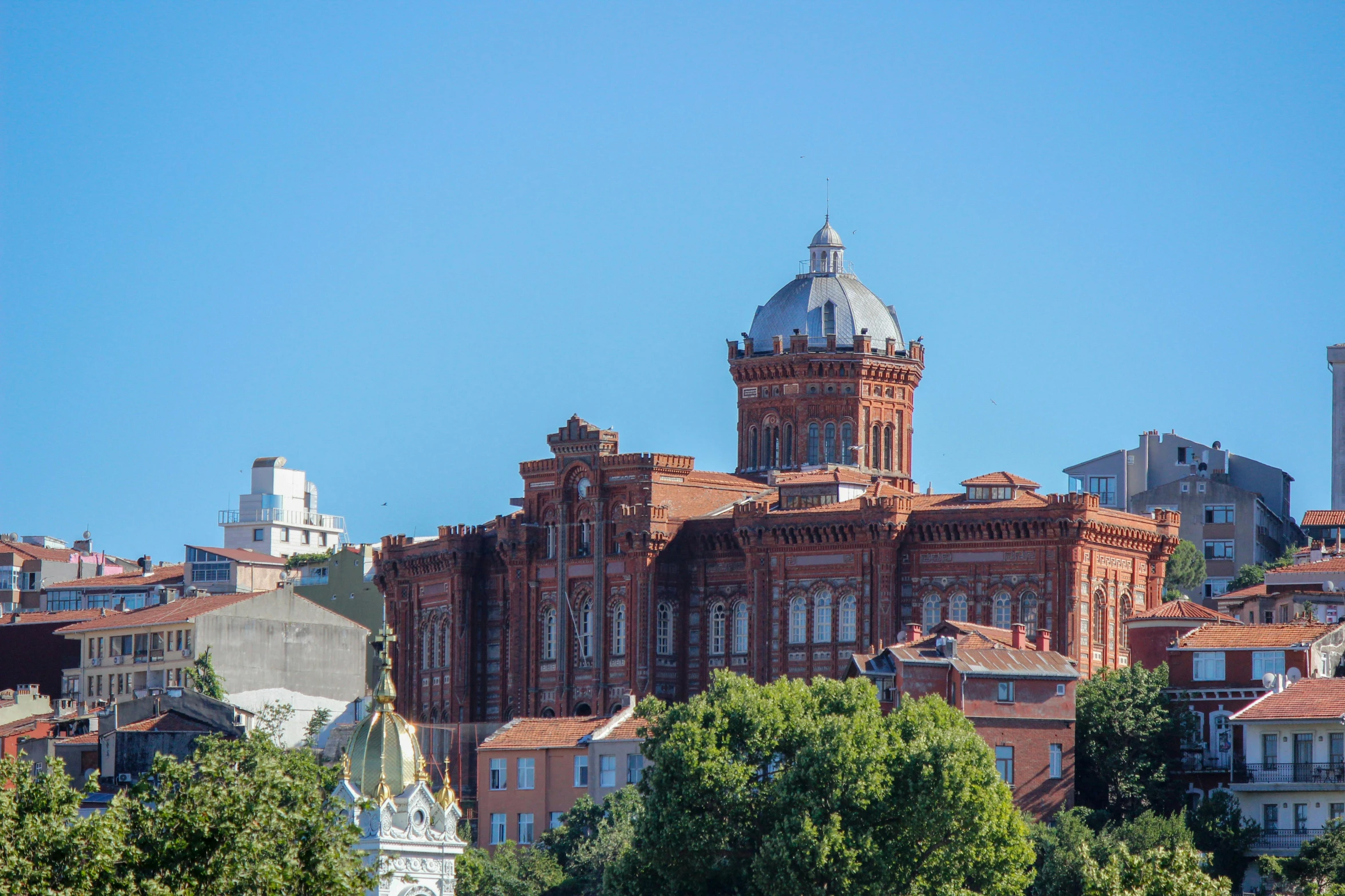 the building has many windows on top of it