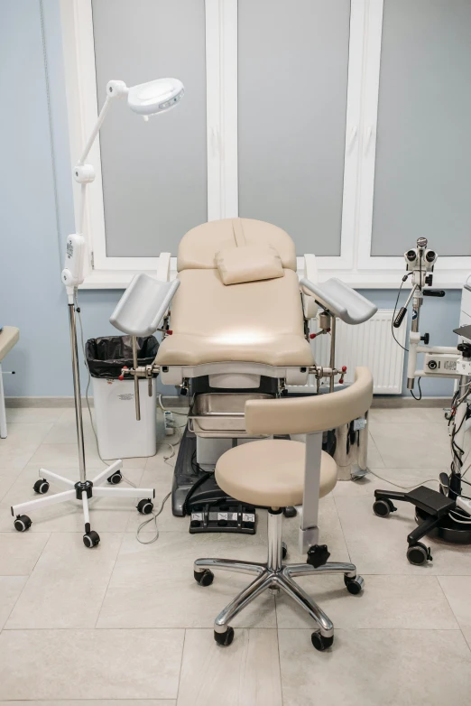 a dental chair and a lamp in a room