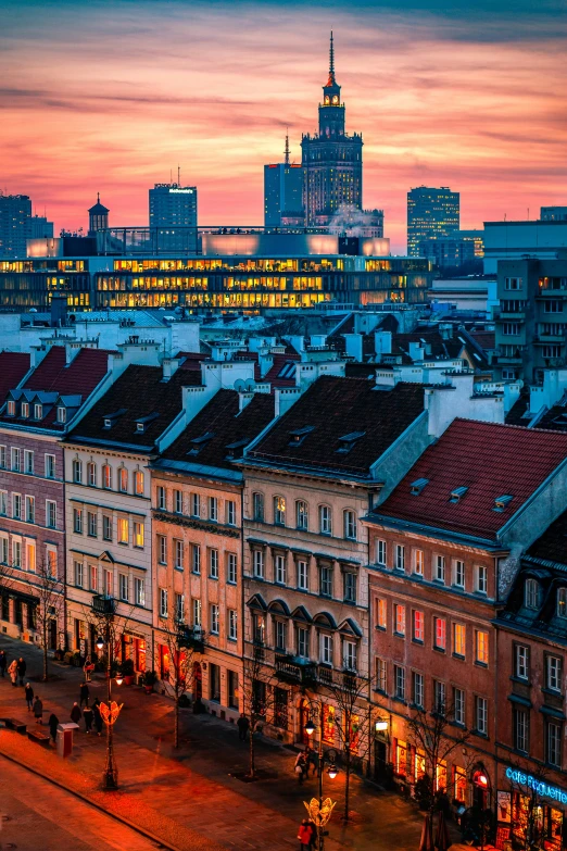 a few buildings are in the evening with a sky background