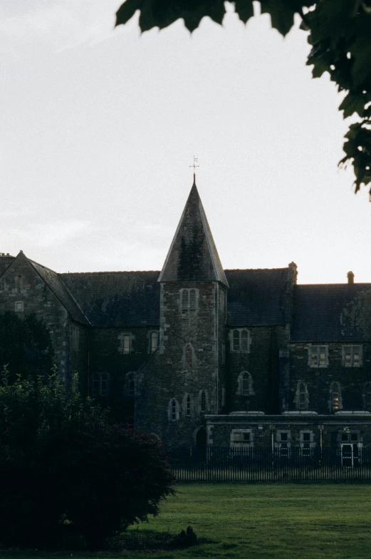 a very large building with some tall towers