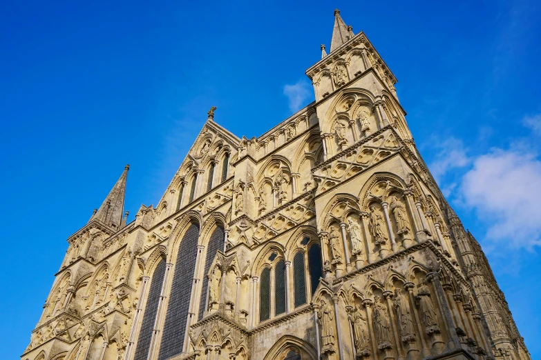 a tall building with two large towers is sitting under the blue sky