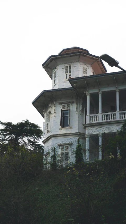 a very old looking building in the daytime