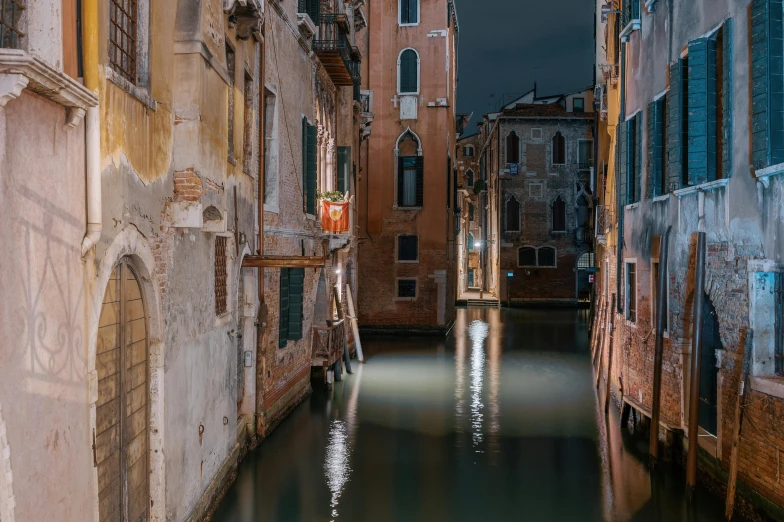 the old streets have buildings in them at night