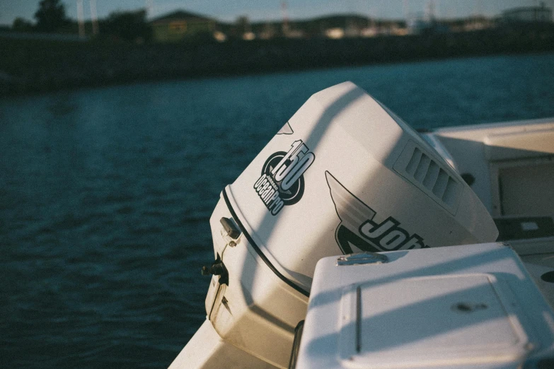 the back end of a boat traveling across water