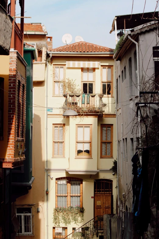 the buildings are all lined up with lots of windows