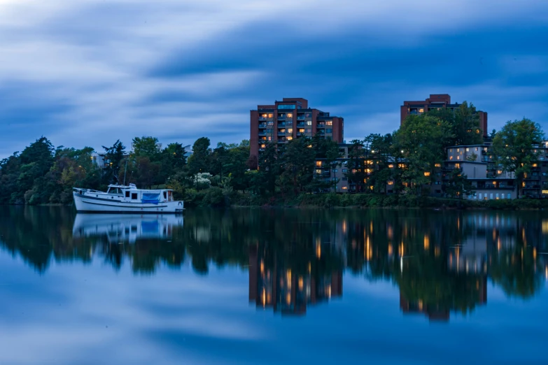 a boat is sitting on the water outside some buildings