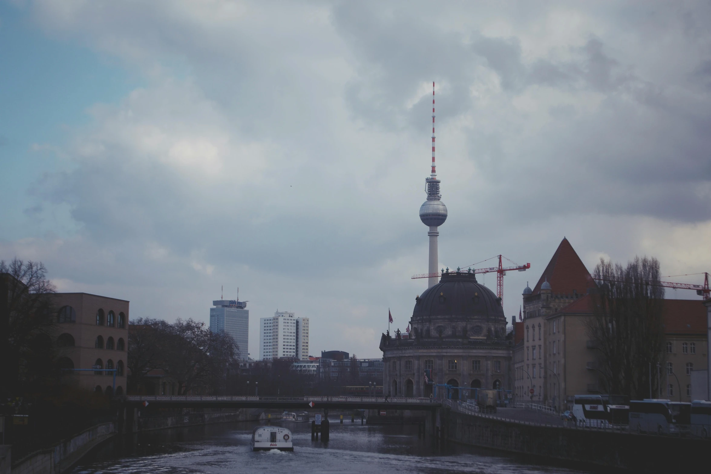 buildings and water are on the shore of the river