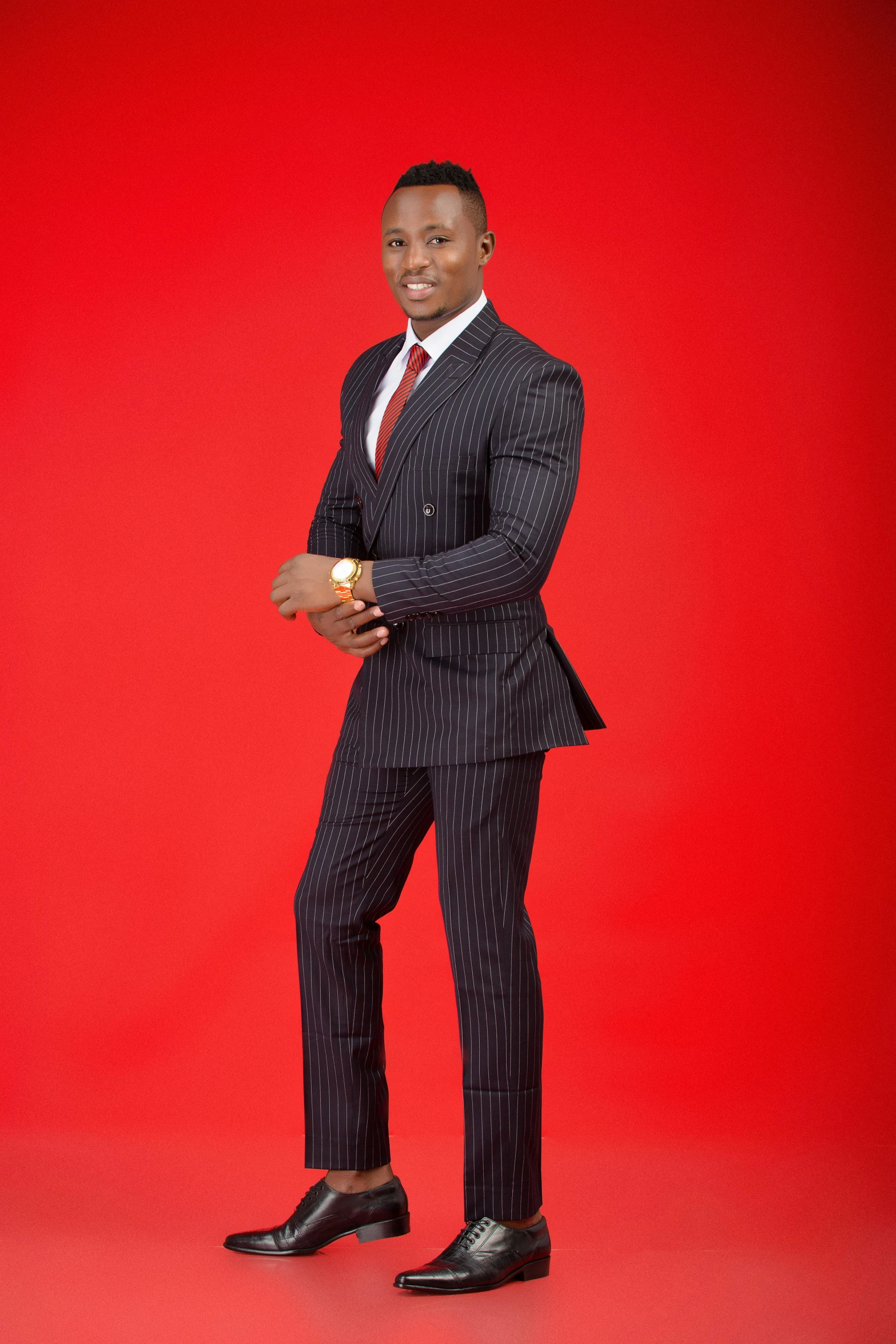 a man in a suit posing for a pograph