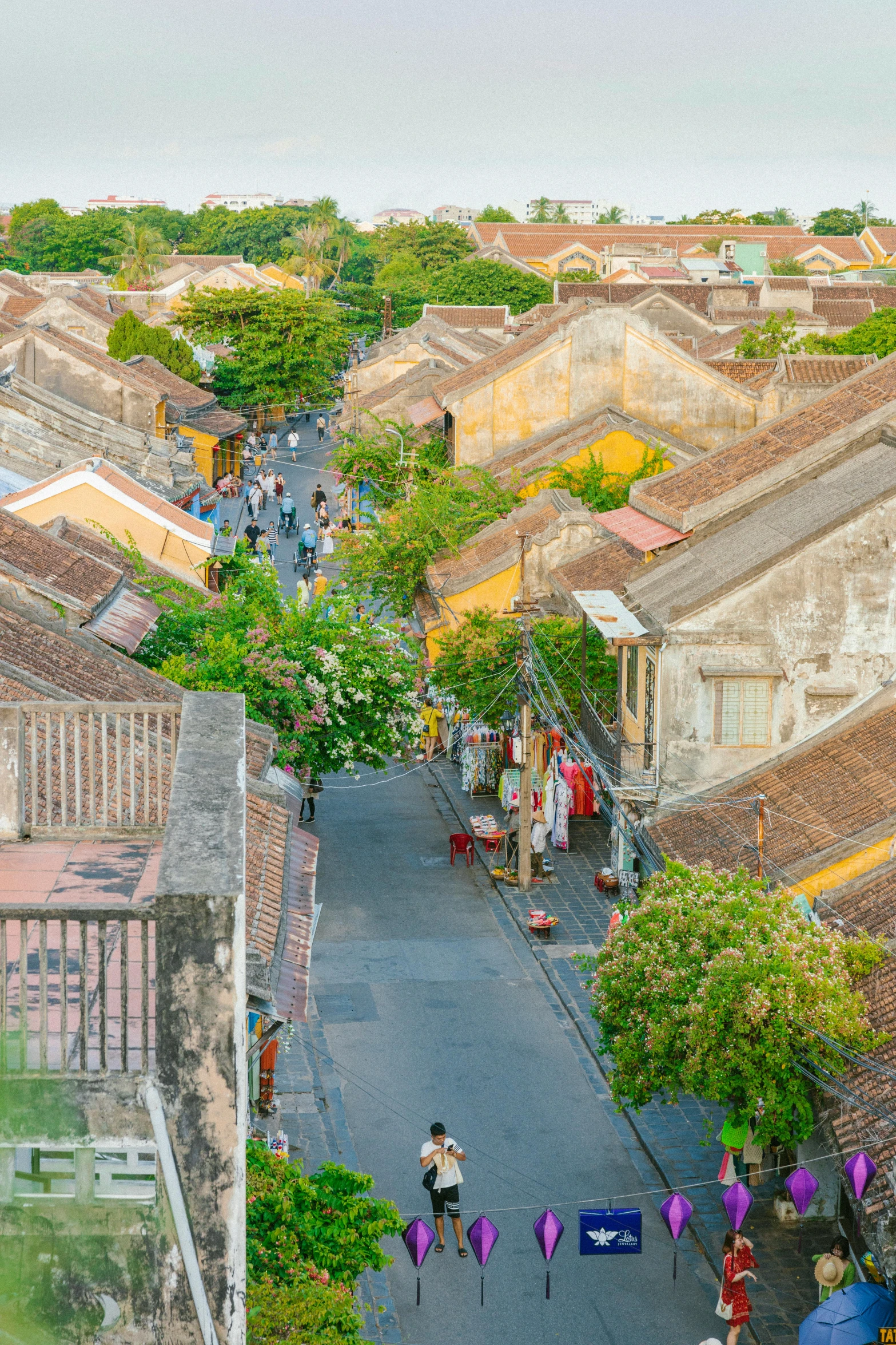 an old town is shown with many roofs