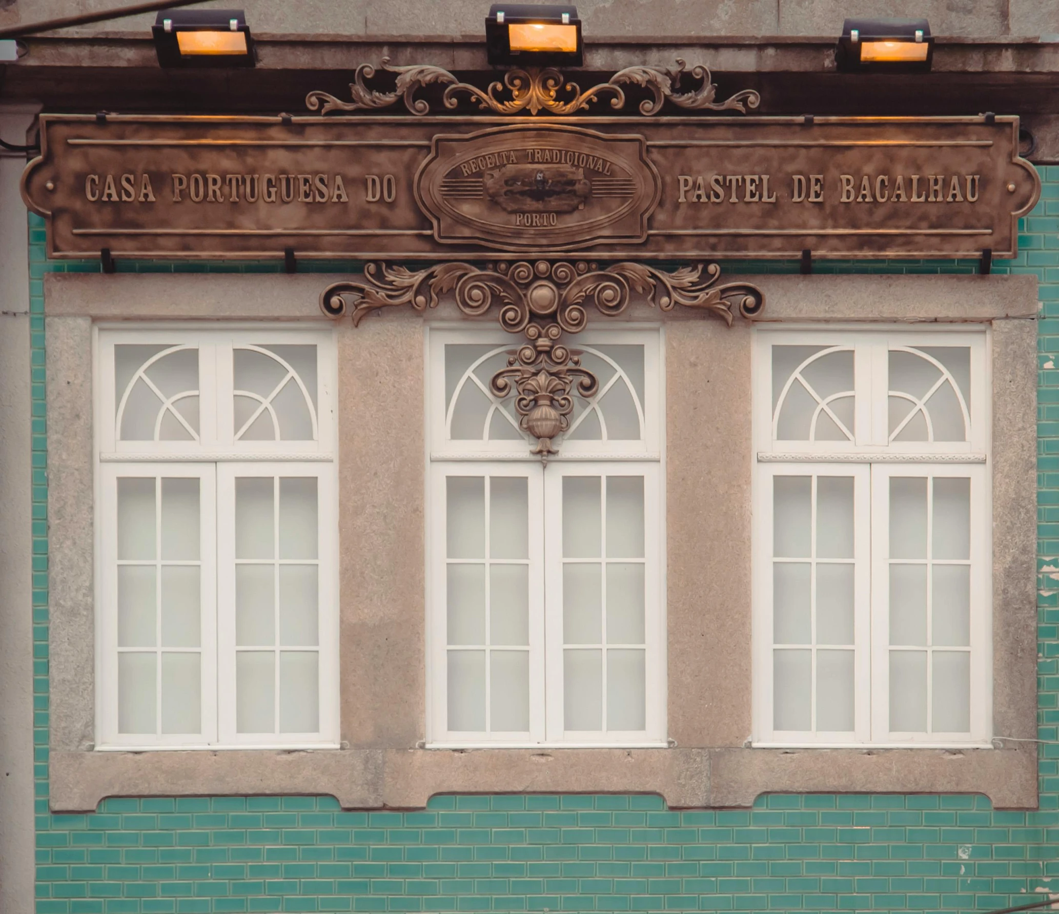 a sign in a building reading, costa pobusca is written on the wall