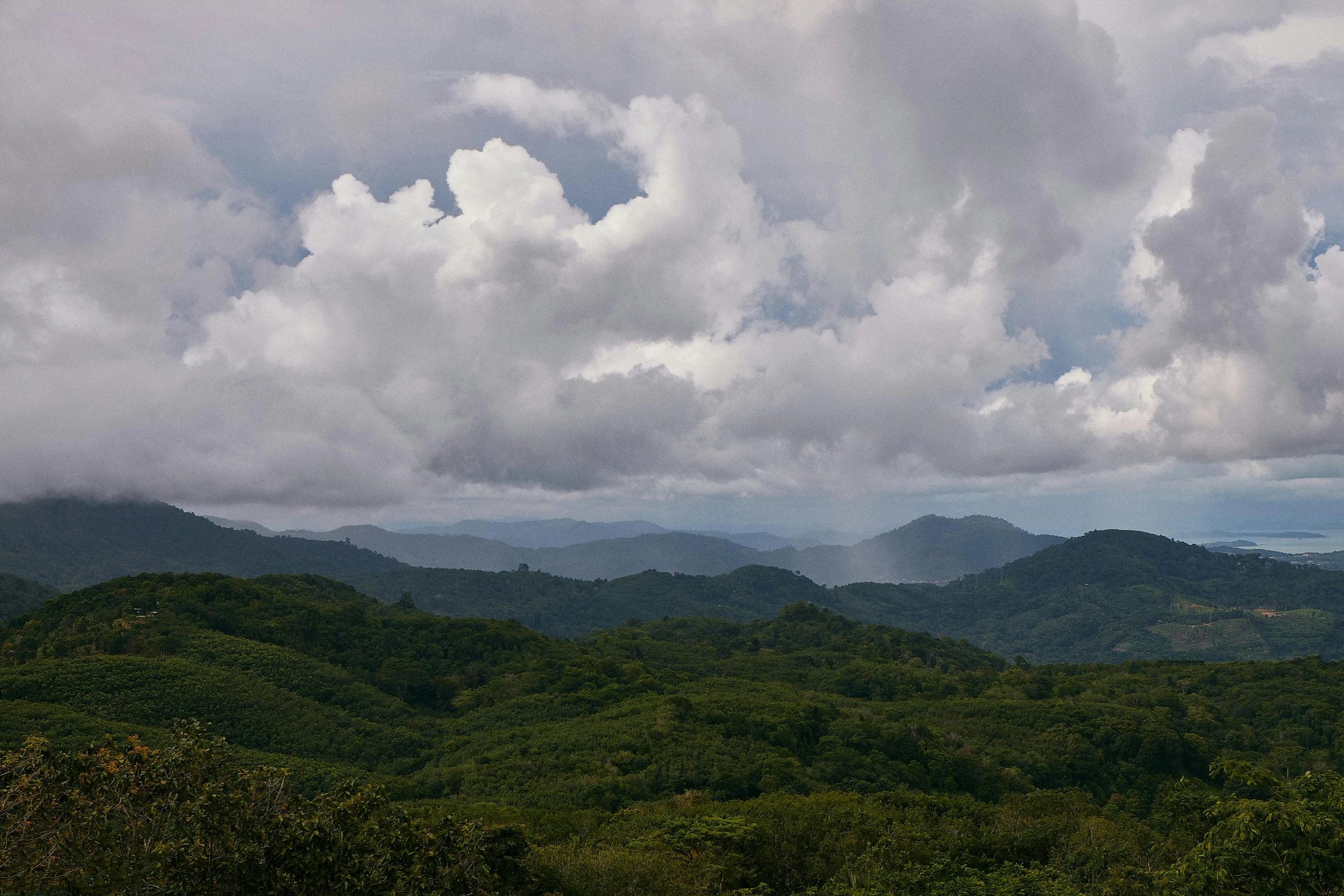 the sky over the mountains has storm clouds in it