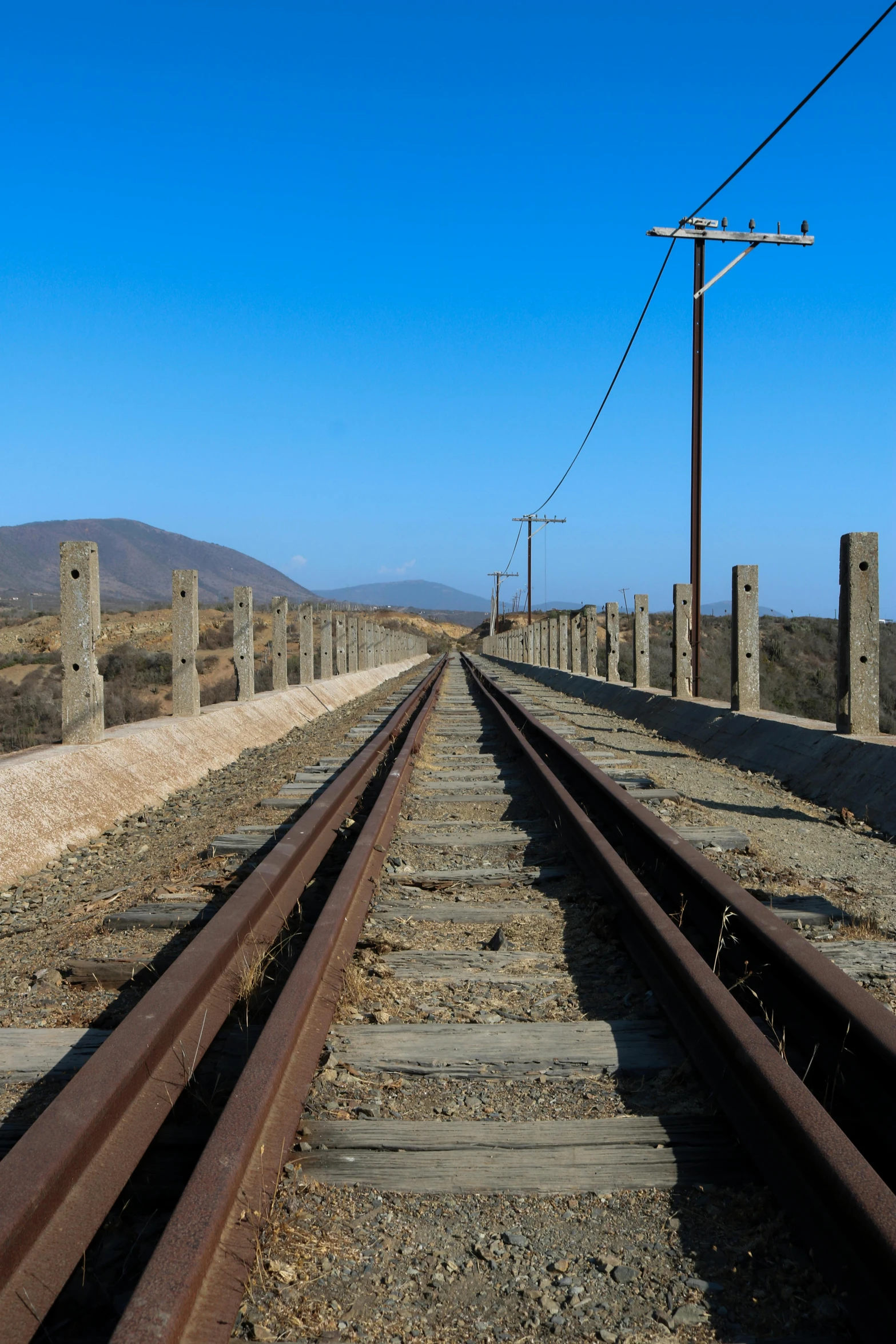 two railroad tracks pass each other by the water