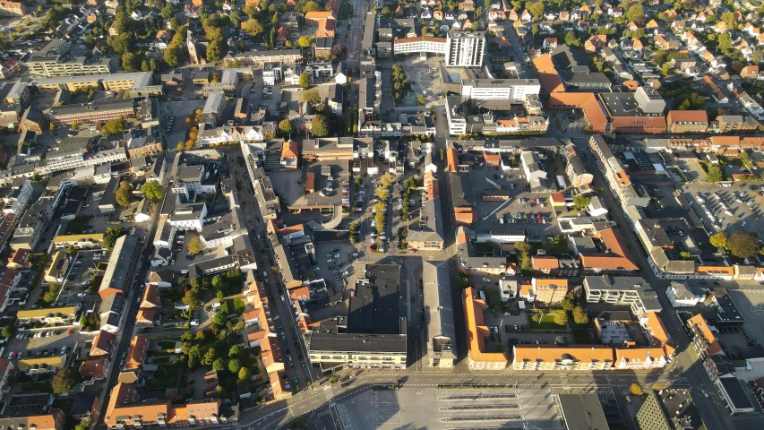 the view from an airplane shows a parking lot in the center of an urban area