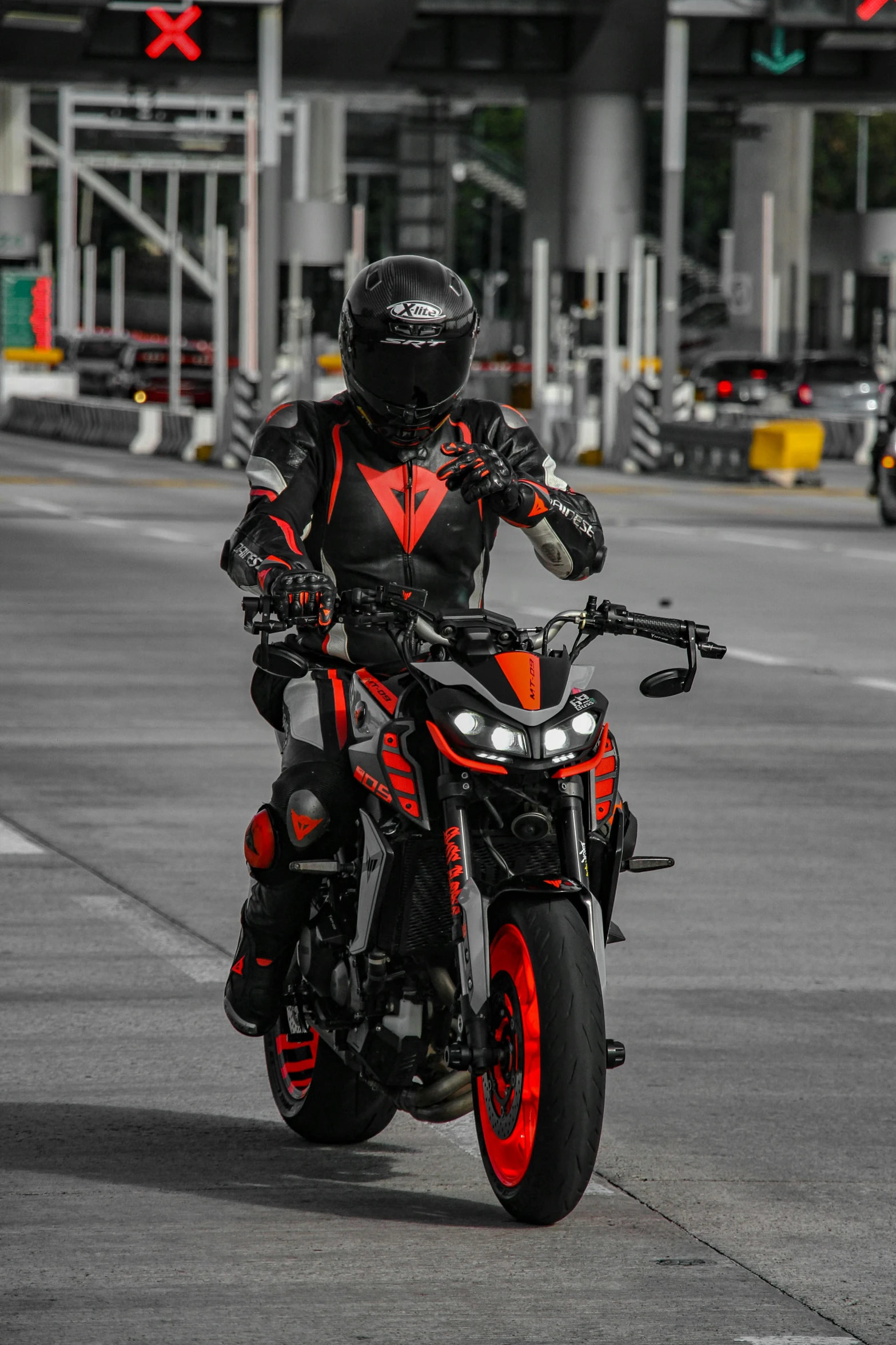 a motorcyclist is stopped in front of a red light