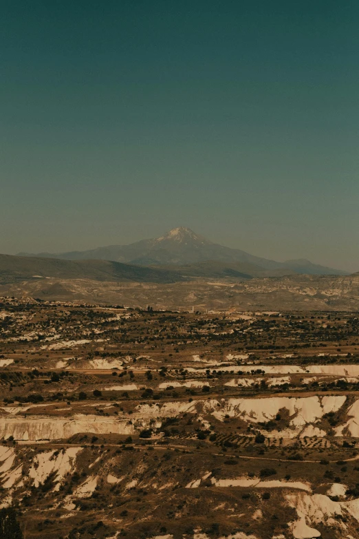 an area with snow, shrubs and mountains