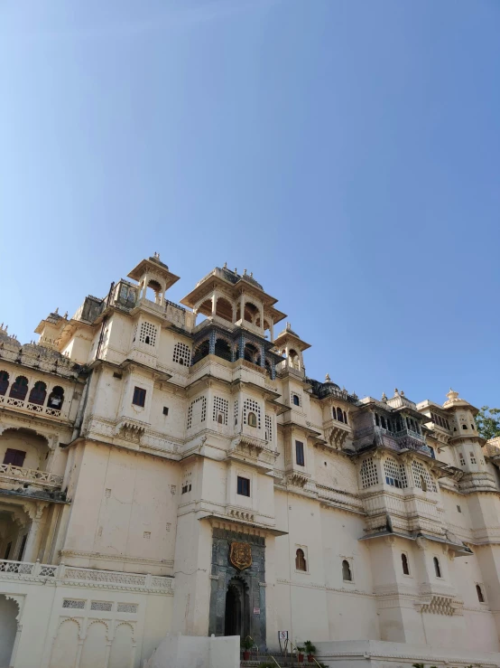 a very large building with two towers sitting in front of a blue sky