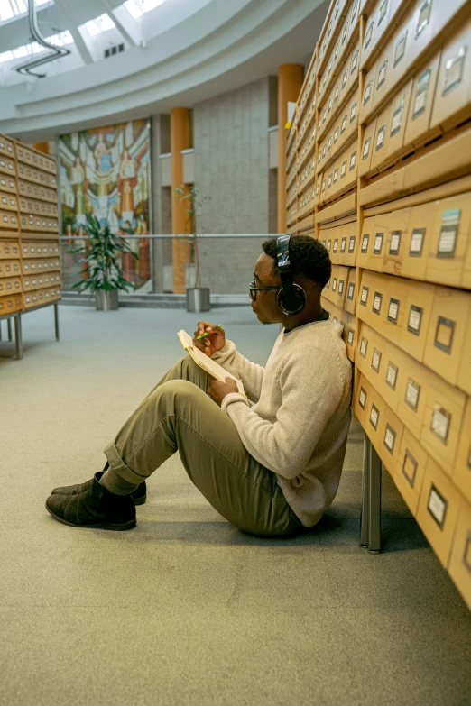 man with headphones eating pizza in a liry