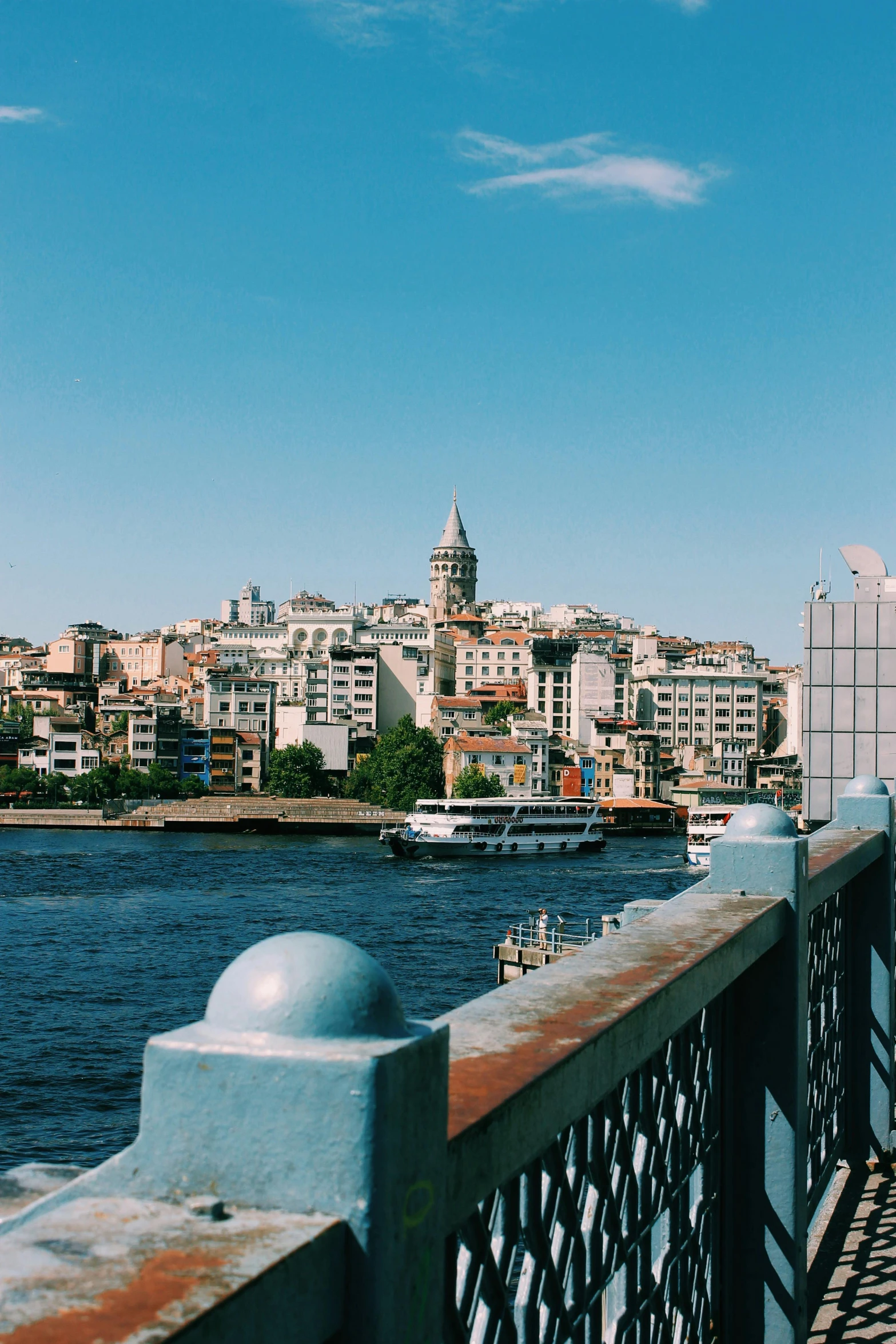 a boat is traveling down the river in a city