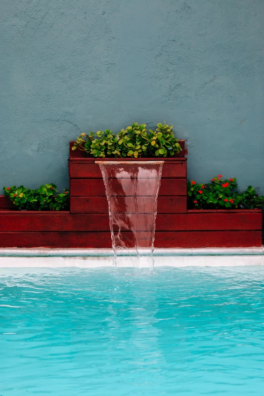 a very big pretty looking swimming pool with a nice fountain