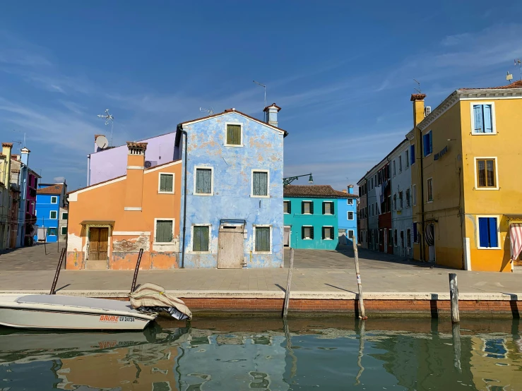 a boat floating in front of some houses