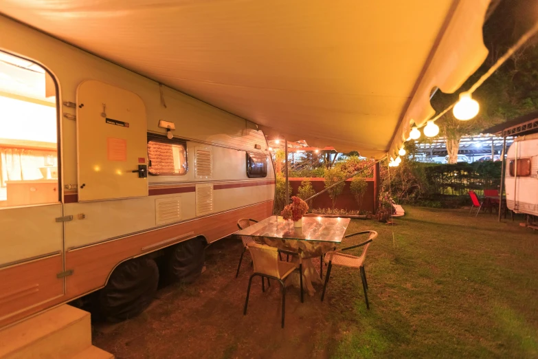 there are several tables, and chairs in an outdoor area