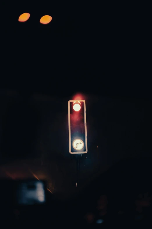 this traffic light has lights shining on the side