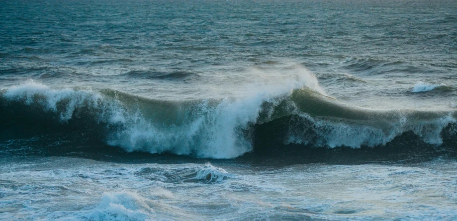 the large waves are hitting into the shore