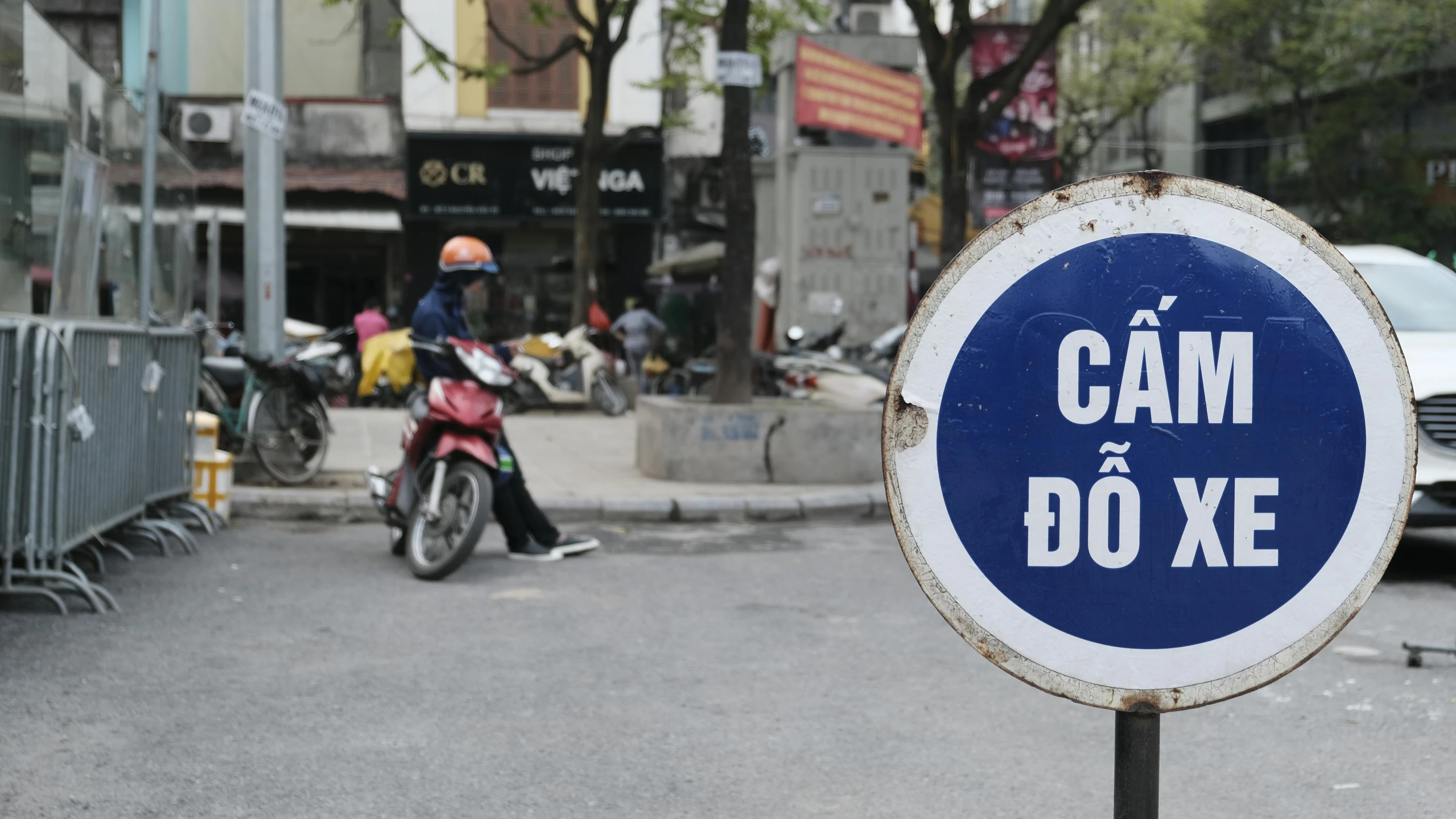 an image of a blue and white sign that says cam do xxe