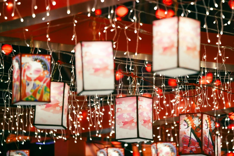 several different lights hanging from the ceiling in a room