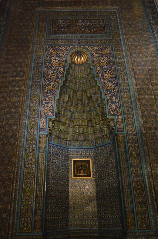 the ornate wall inside of an islamic mosque