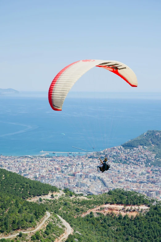 para sails flying over a city on a clear day