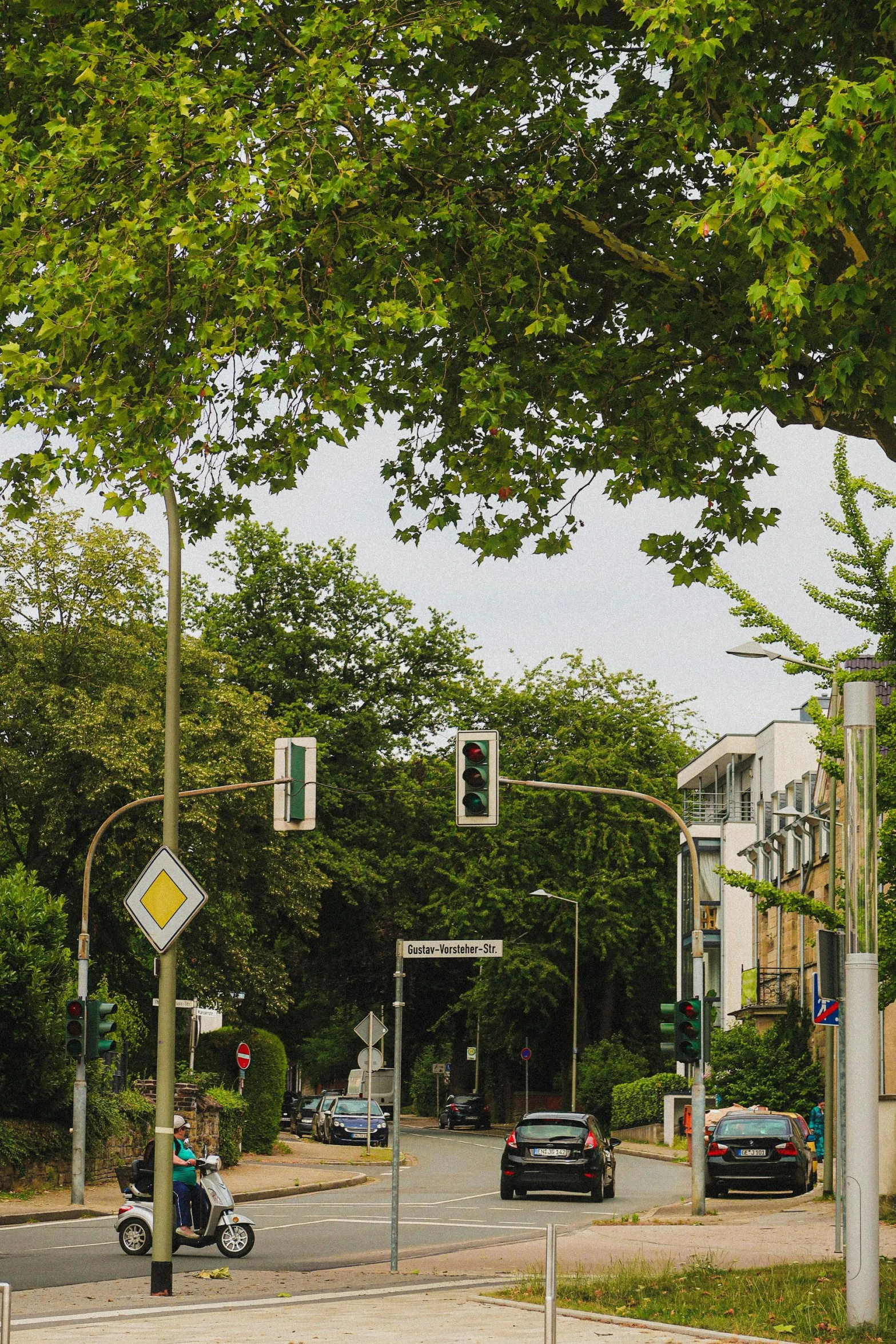 a motorcycle stopped at an intersection with a traffic light