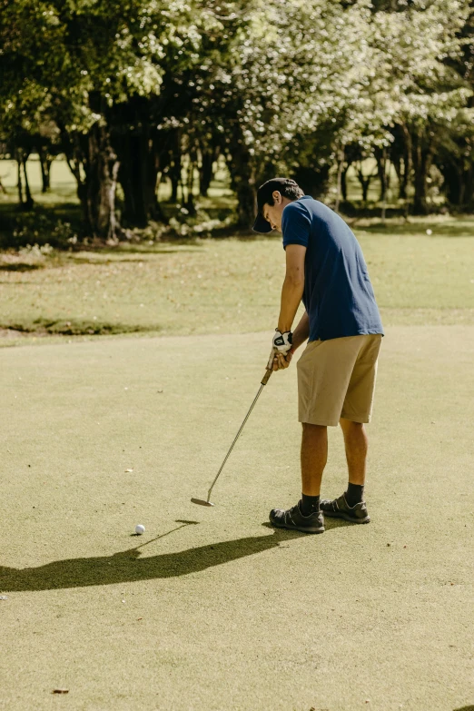 a man is putting his putt in the ground