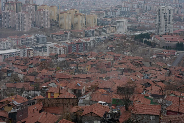 a group of buildings stand next to each other on the slopes in a city