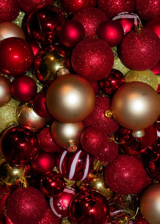 the christmas balls are red, gold and white