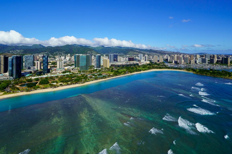 the city of honolulu, hawaii is next to the beach