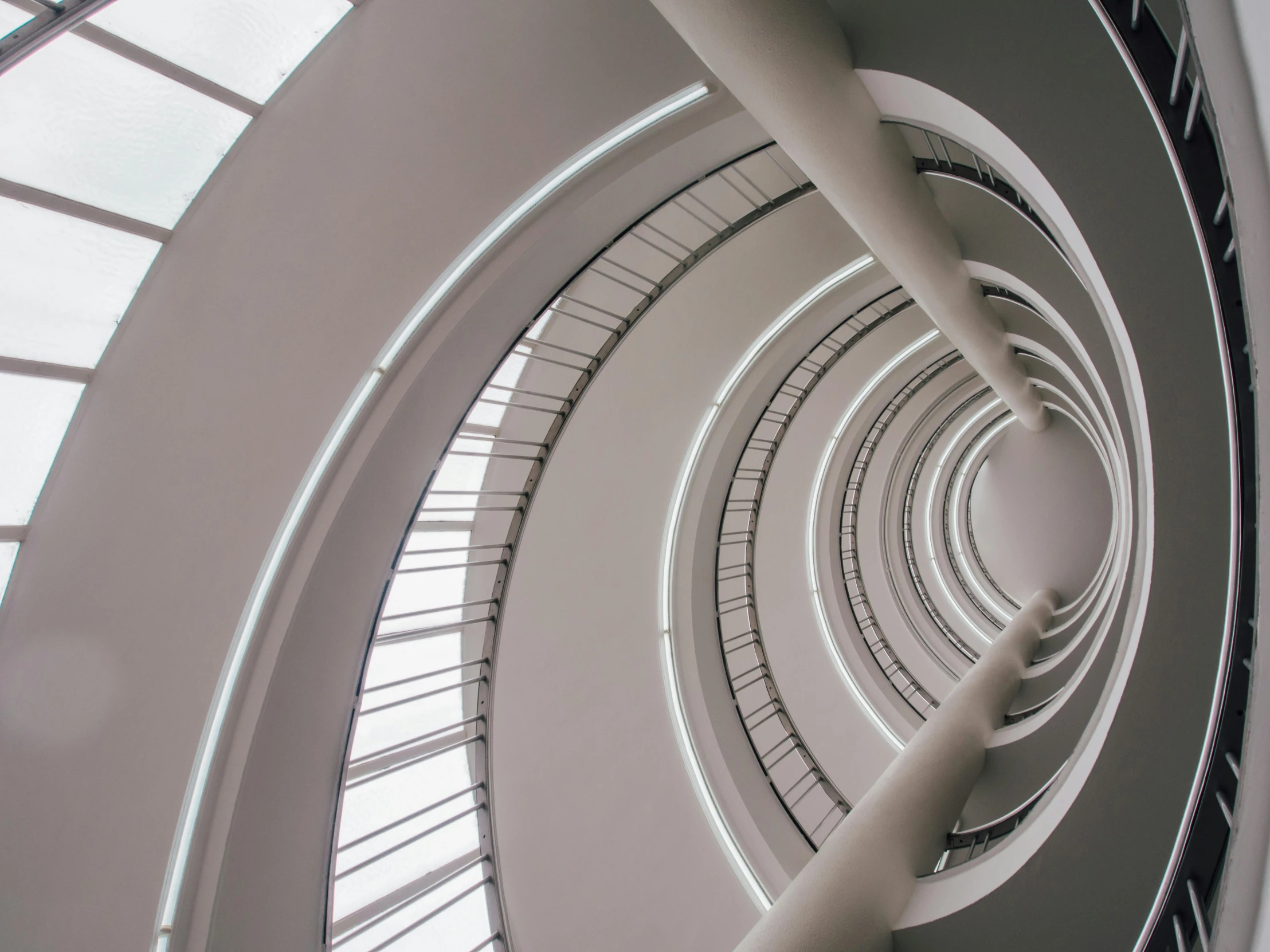 a spiral staircase has many curved sections in it