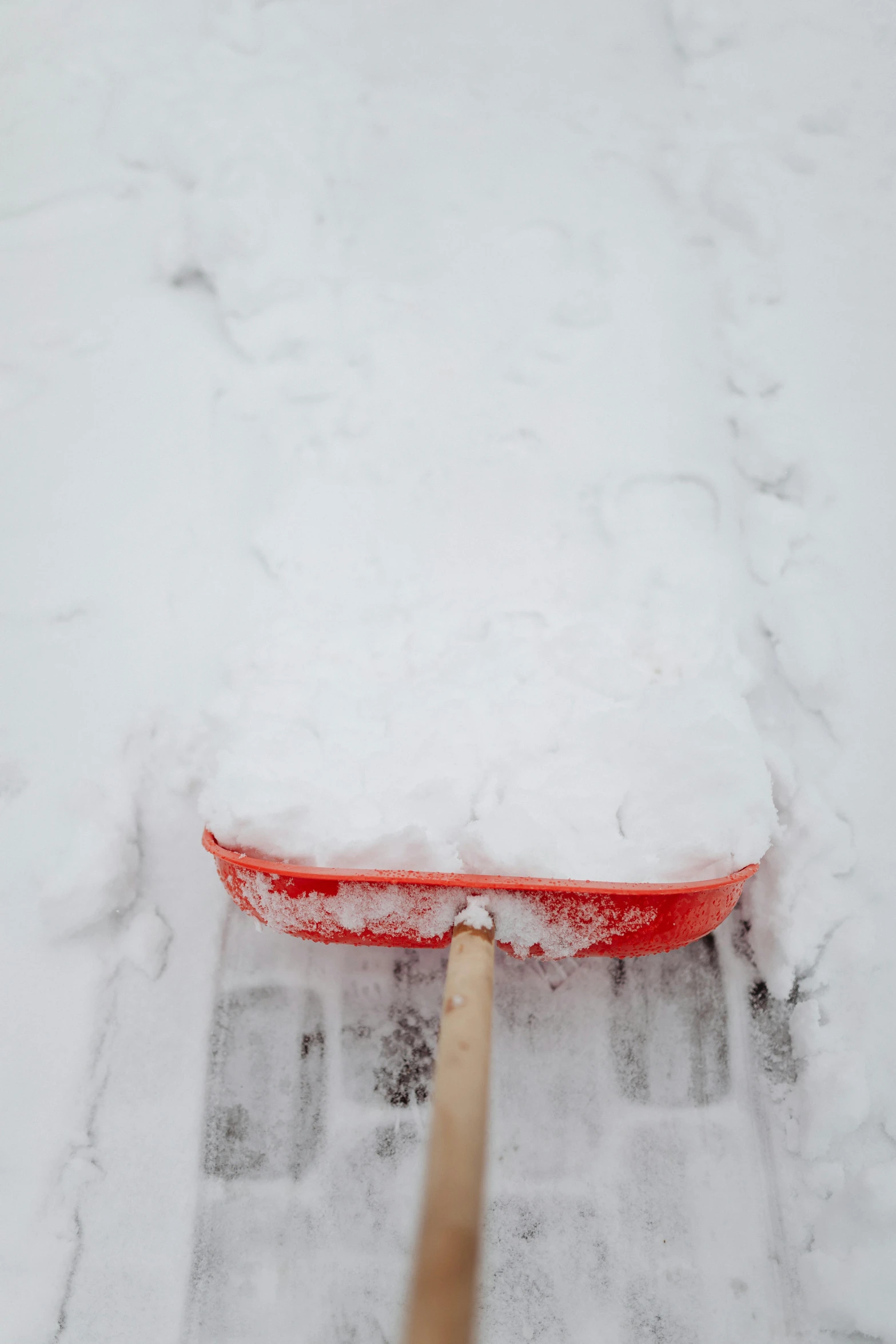 someone is using a snow board to ride through the snow